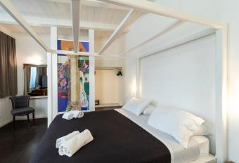 Palazzo Cavour has rooms with a private hot tub