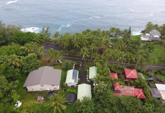 Oceanfront Cottage Near the Kalapana Lava Flows has Balcony rooms