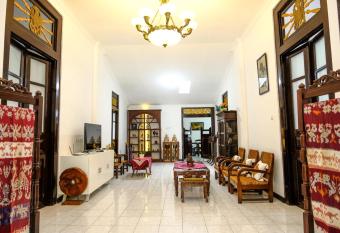 Griya Merbabu Asri Homestay (up to 14pax @ Salatiga central) has Balcony rooms