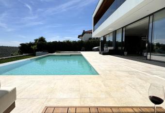 Villa exclusiva con piscina infinity y jacuzzi! has rooms with a private hot tub