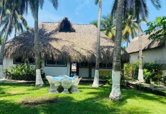 Casa de playa, en isla, frente al mar y canal has Balcony rooms