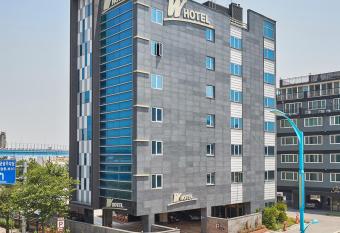 W hotel allows 18 year olds to book a room