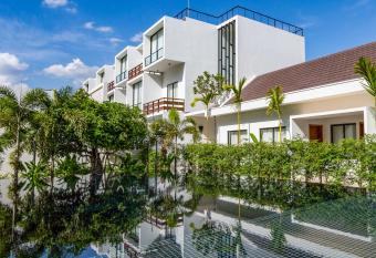 Lynnaya Urban River Resort allows 18 year olds to book a room