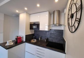 Cosy Plage-Acc  s priv      la Mer has Balcony rooms