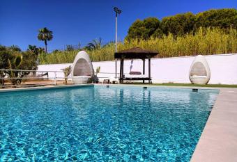 30 people, pool, disco,10 min beach has Smoking rooms