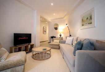 Centre historique vue cath  drale has rooms with a private hot tub