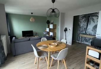 Appartement urbain    deux pas de la plage has Balcony rooms