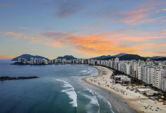 Vista incr  vel Beira-Mar Espa  oso 4 Qts AC allows 18 year olds to book a room