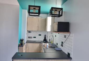 Appartement Cosy 2 pi  ces Bords Marne Disney Paris has Balcony rooms