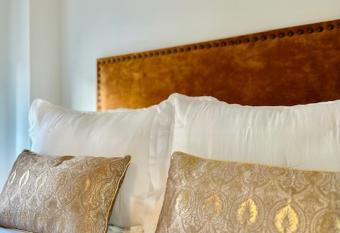 Hospeder  a Nieves Centro allows 18 year olds to book a room