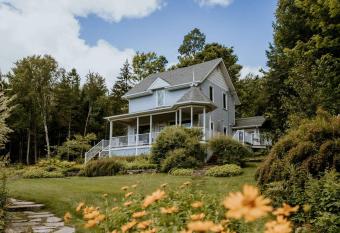 Chalet - Le Blue Hill has rooms with a private hot tub