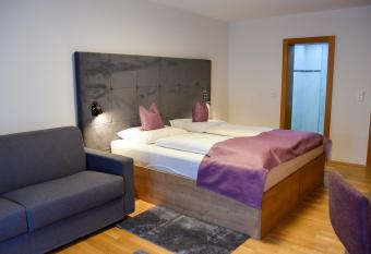 Gasthof Ramona has Balcony rooms