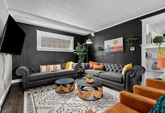 NEW Sleeps 13 Convenient&Close allows 18 year olds to book a room