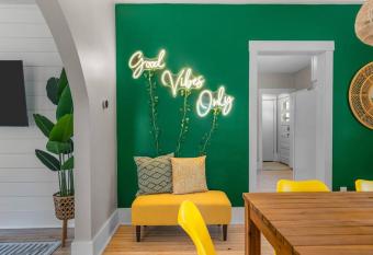 NEW 10 Min to Lambeau & Resch allows 18 year olds to book a room