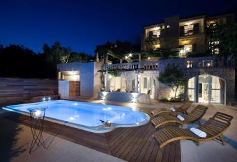 Villa Bougenvilia Tomas has Balcony rooms