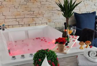 Romantic Cocon Home in Mulhouse has rooms with a private hot tub