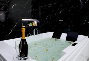 Il Canto Di Iside has rooms with a private hot tub