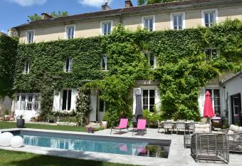 Demeure Les Aiglons allows 18 year olds to book a room