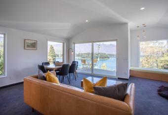 Ruru Retreat- Free Parking- Hot Tub- Walk To Town has rooms with a private hot tub