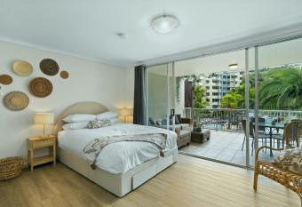 Central Coastal Studio Apartment with Pool View has rooms with a private hot tub