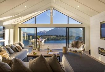 Villa Tihi Hot Tub Lake View Gas Fire BBQ AC has rooms with a private hot tub