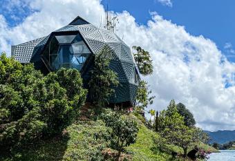 Tiny Lake House - Guatap   allows 18 year olds to book a room