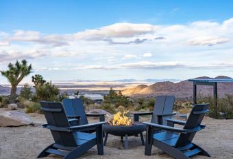 Joshua Tree l Sunset Heights l Pool-Spa Above Park has rooms with a private hot tub