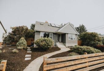 Ultimate Relaxation Heritage Charmer has rooms with a private hot tub