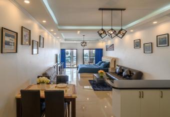 Jomtien Beachfront Stylish Studio , Stunning Seaview , Big Pool has Balcony rooms