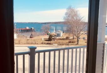 Trade Winds Inn has Balcony rooms