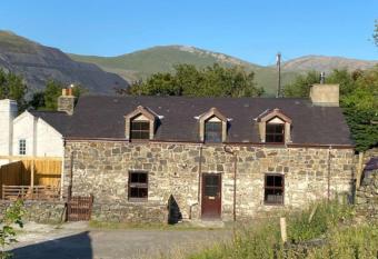 Traditional Welsh cottage in Llanberis has Balcony rooms