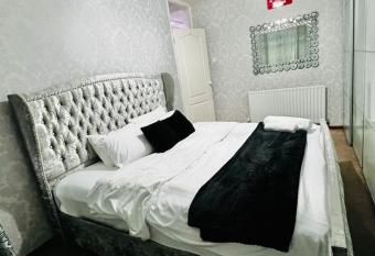 Modern & Cozy 3 Bed House. allows 18 year olds to book a room