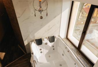 Hotel Rais has Balcony rooms