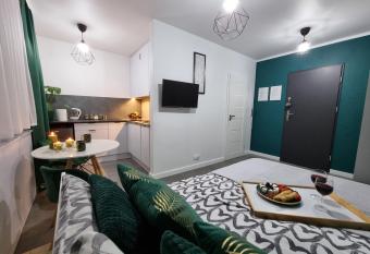 13 Kawalerka Szmaragdowa allows 18 year olds to book a room