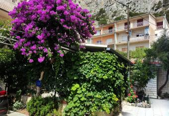 Apartments Mimi Omis has Balcony rooms