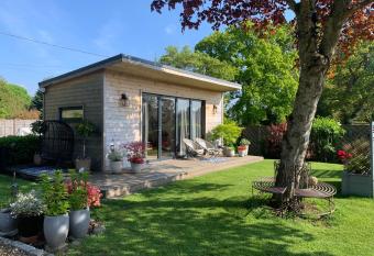 Cedar Cabin has Balcony rooms