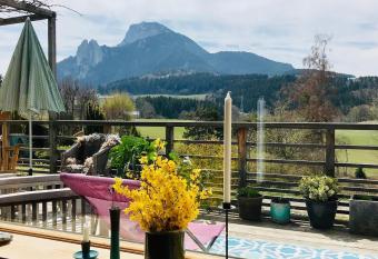 Huset p   berget has Balcony rooms