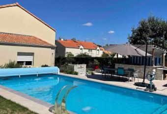 Charmant T1 priv   avec vue et acc  s piscine has Balcony rooms