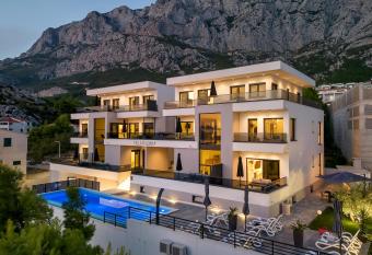 Villa Balmis House A allows 18 year olds to book a room