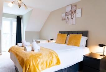 Entire 4 Bed Cosy Luxury Spacious house has Balcony rooms