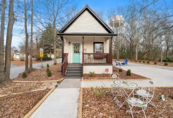 Mel-C's Cozy Cottage has Balcony rooms