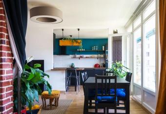 Grand Appartement 4 Pi  ces    10min Paris (80m2) has Balcony rooms