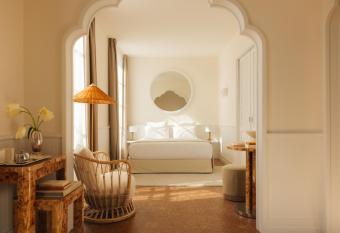 LILOU has Balcony rooms