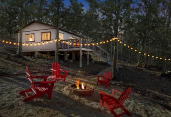 Secluded Cabin w Huge Deck Fire Pit Grill & WiFi has Balcony rooms