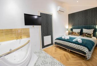 Suite   meraude - Jacuzzi has rooms with a private hot tub