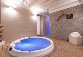 San Samuele Venezia Centro+ Wellness Pool Jacuzzi has rooms with a private hot tub