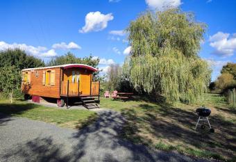 Roulotte   quip  e  allows 18 year olds to book a room