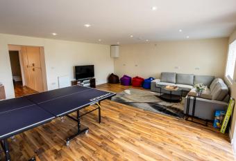 Fernbanks has rooms with a private hot tub