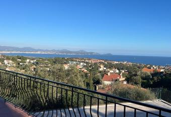 Villa dans son jus avec grande piscine priv  e has rooms with a private hot tub