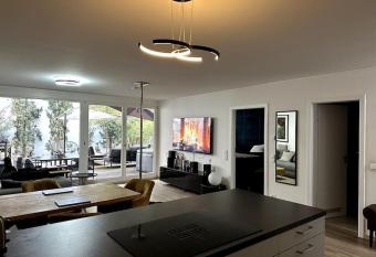 Zetrale Zweizimmerwohnung has rooms with a private hot tub